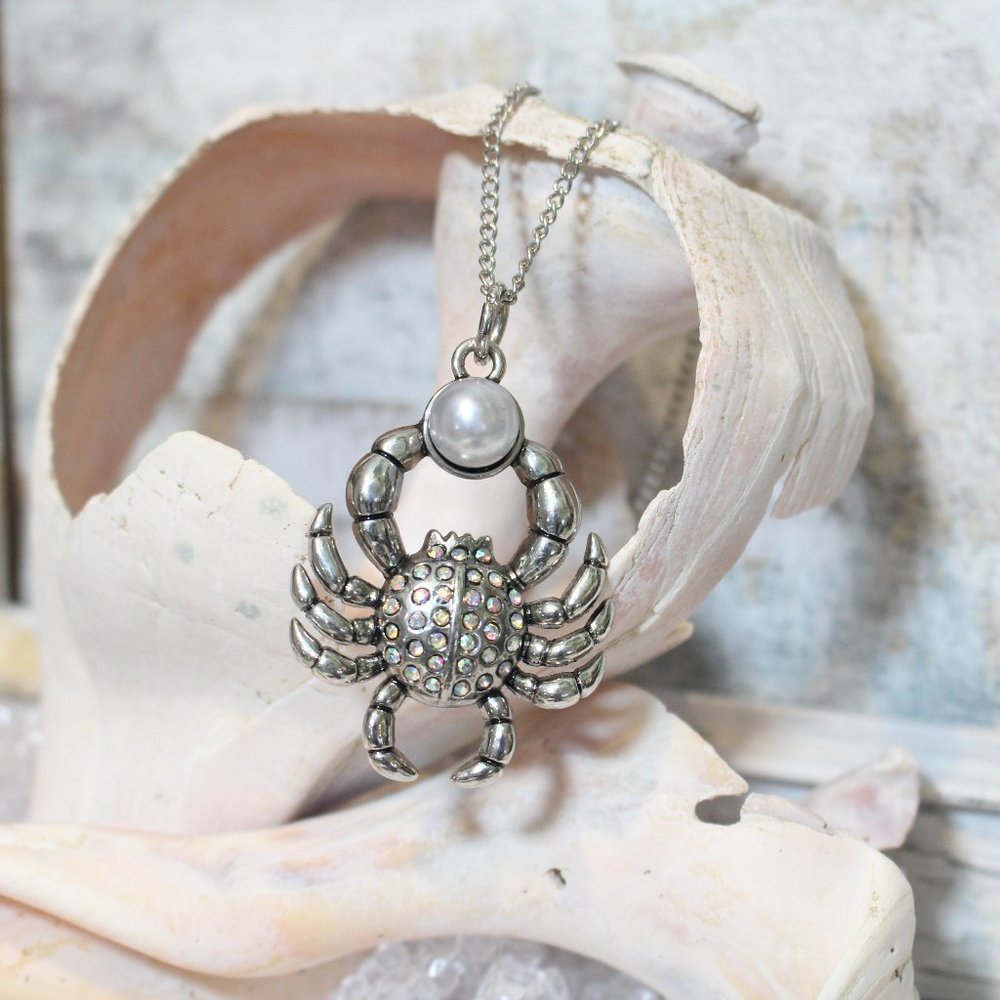 🦀 Shimmering Rhinestone Silver Artisan  Faux  Pearl Crystal Crab Necklace
